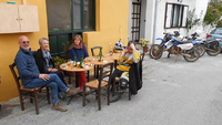 Quelque part à la terrasse d'un Kafénion. De gauche à droite (le long du mur): Marc, Marie et Anne